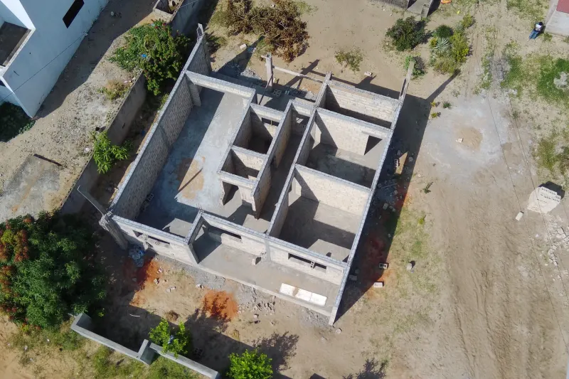 Vista aérea de topo das divisões e paredes de moradia em obra