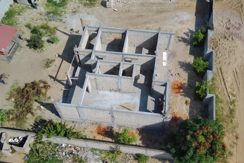 Vista panorâmica aérea do lote e estrutura de moradia térrea em construção
