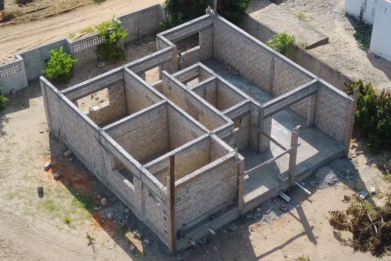 Vista aérea oblíqua da alvenaria estrutural de casa térrea em construção