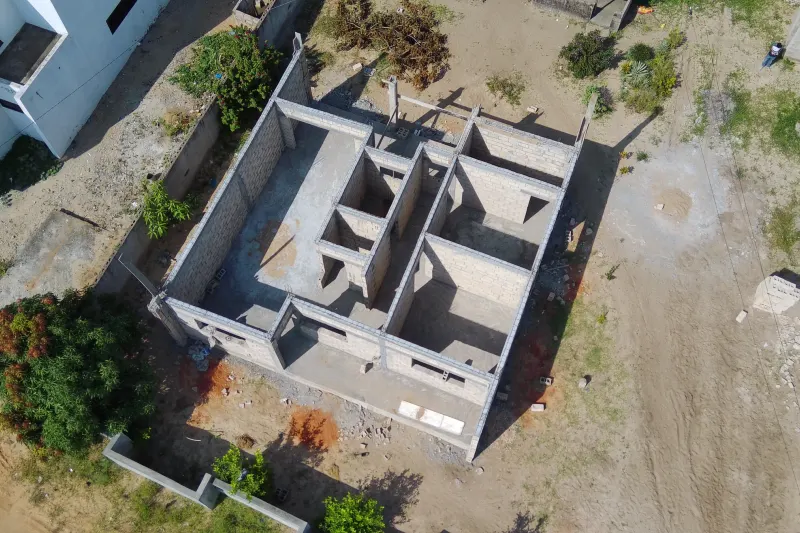 Perspetiva aérea zenital das paredes interiores de habitação unifamiliar em tosco