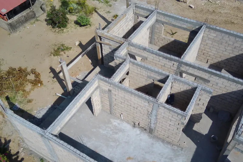 Vista de drone da construção de moradia com vigas e alvenaria estrutural