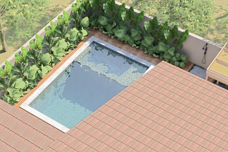 Vista aérea de piscina retangular com deck de madeira e vegetação tropical