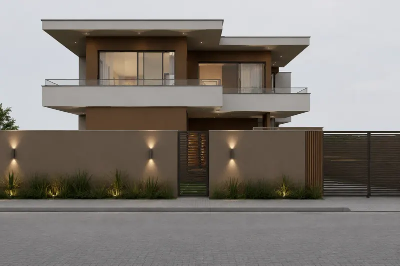 Fachada exterior com muro vedado e portões sob iluminação natural diurna