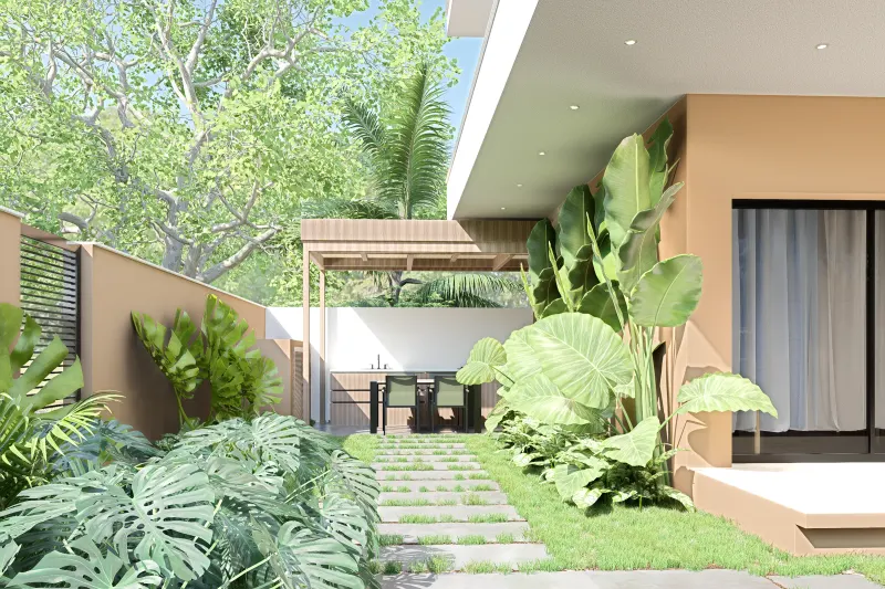 Passadiço ajardinado no pátio exterior com plantas tropicais e área de refeições.