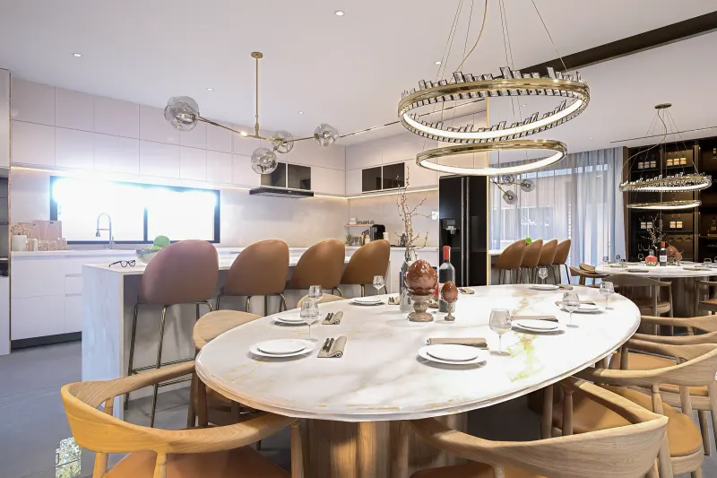 Sala de jantar sofisticada com mesa de mármore posta, cadeiras de madeira e lustre