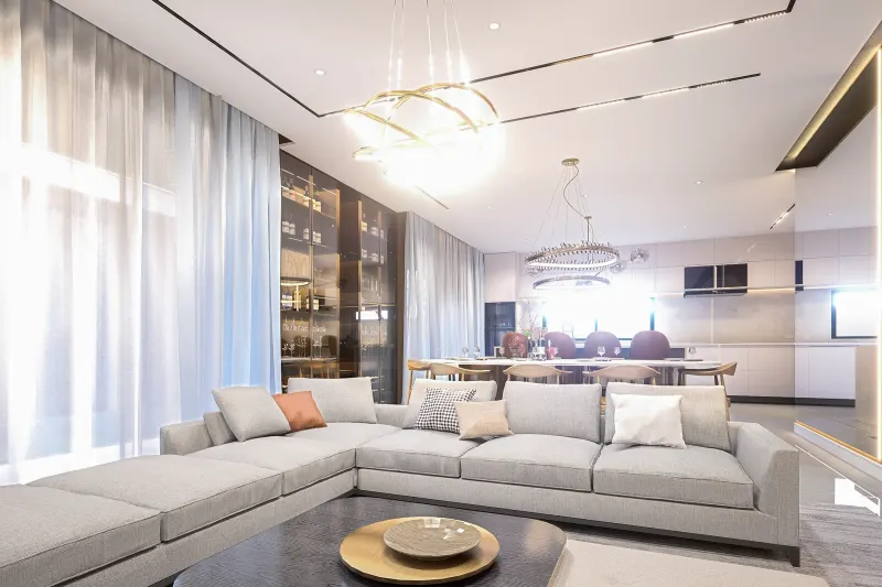 Sala de estar integrada com perspetiva para a sala de jantar e cozinha
