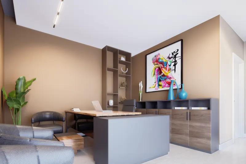 Escritório contemporâneo com secretária executiva de madeira, estante planejada e quadro colorido