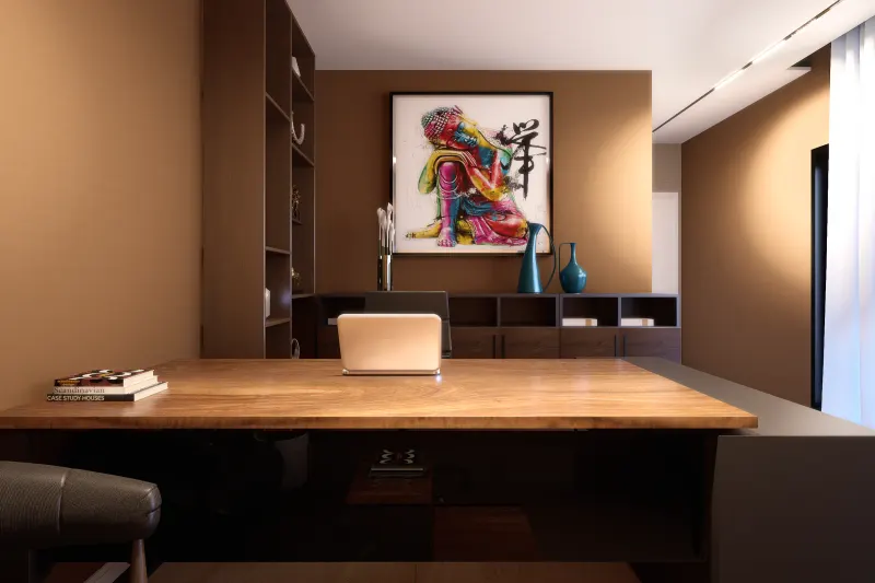 Secretária de escritório em madeira maciça com portátil e quadro decorativo ao fundo