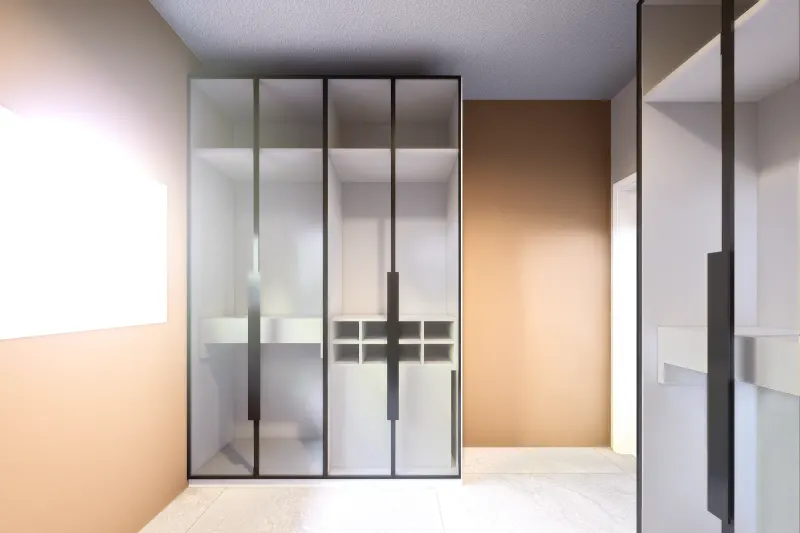 Módulo de closet com portas de correr envidraçadas e nichos para calçado