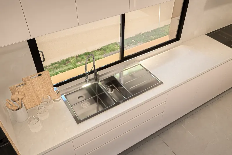Detalhe da bancada da cozinha com lava-louça duplo em inox e tábuas de corte