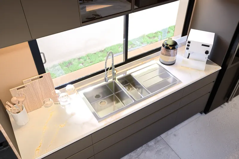 Detalhe da bancada da cozinha com pia dupla em inox e misturador monocomando