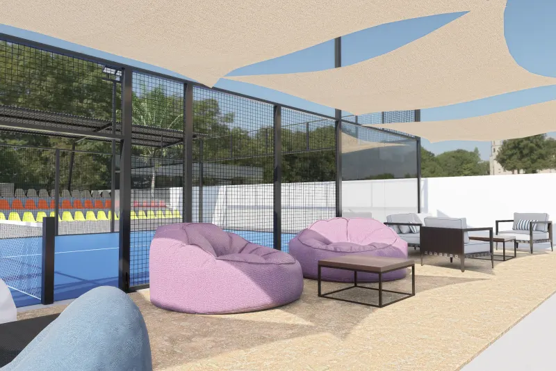 Zona lounge exterior com pufes e sombreamento junto ao campo de padel.