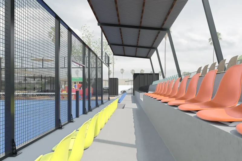 Bancada coberta com assentos coloridos para assistência do campo de padel.